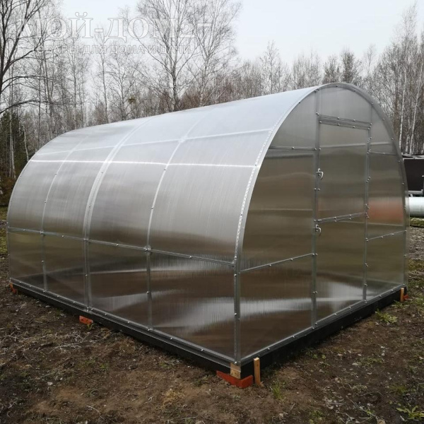 Теплица Крепче 4 метра с поликарбонатом | Мой-Дом27 | Каркас изготовлен из оцинкованной замкнутой трубы 30*20 мм.<br>
 Ширина - 3&nbsp;метра. Высота - 2,1 метра. Длина 4&nbsp;метра.&nbsp;<br>
 Выдерживаемая снеговая нагрузка - 130 кг/м2. Выдерживаемая ветровая нагрузка - до 27 м/с.<br>
 Расстояние между дугами 1 метр. Толщина металла дуг 1&nbsp;мм.<br>
 <b>ЦЕЛЬНОСВАРНЫЕ ТОРЦЫ и ДУГИ</b>.&nbsp;Ширина двери 0,96 метра.<br>